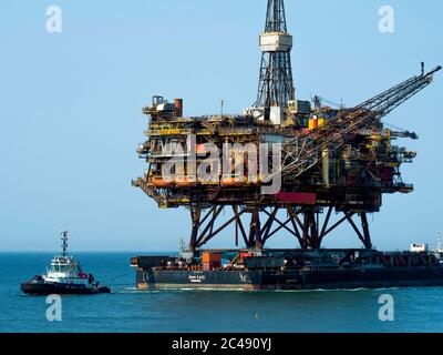 Nach 44 Jahren im nördlichen Nor kommt der Schlepper mit dem Oberbau der Shell/Esso Brent Alpha Plattform in die River Tees zum Recycling Stockfoto