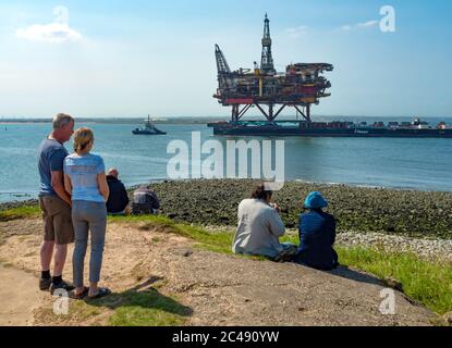 Menschen beobachten die Oberseite der Shell/Esso Brent Alpha Plattform Ankunft in den Fluss Tees für das Recycling nach 44 Jahren Dienst in der Nord-No Stockfoto