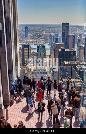 Touristenmassen auf der Aussichtsplattform des Rockefeller Center. New York City, USA. Stockfoto