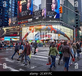 Menschen, die auf Fußgängerüberwegen auf dem Times Square laufen. Manhattan, New York City, USA. Stockfoto