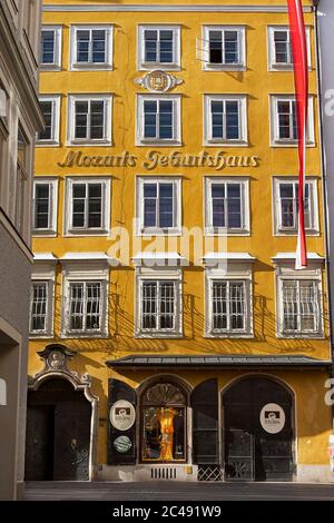 Fassade des Hauses in der historischen Getreidegasse, in der Wolfgang Amadeus Mozart 1756 geboren wurde. Salzburg, Österreich. Stockfoto