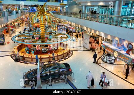 Erhöhter Blick auf den luxuriösen Duty-Free-Shop am Dubai International Airport mit einem Verkaufsstand, der Goldschmuck nach Gewicht im Zentrum verkauft. Dubai, VAE. Stockfoto