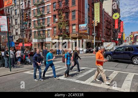 Fußgänger überqueren Mulberry Straße in der Little Italy Bezirk. Lower Manhattan, New York City, USA. Stockfoto