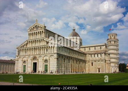 kathedrale von Pisa Turm auf dem Rasen der piazza dei miracoli in der toskana Stockfoto