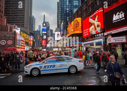 NYPD Patrouillenwagen am Times Square. Manhattan, New York City, USA. Stockfoto