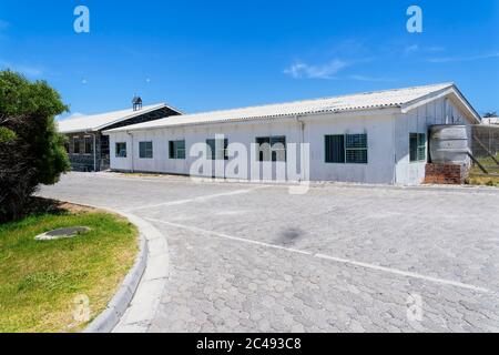 Robben Island, Südafrika - 24. November 2019: Ehemalige Gefängnisgebäude auf Robben Island Stockfoto