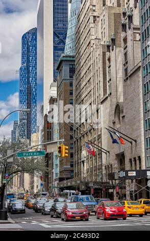 Straßenverkehr an der Kreuzung der E 57th St und Park Avenue. Manhattan, New York City, USA. Stockfoto