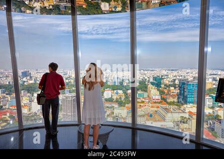 Touristen genießen den Blick auf die Ho Chi Minh Stadt von der Aussichtsplattform des Bitexco Financial Tower. Ho Chi Minh Stadt, Vietnam. Stockfoto