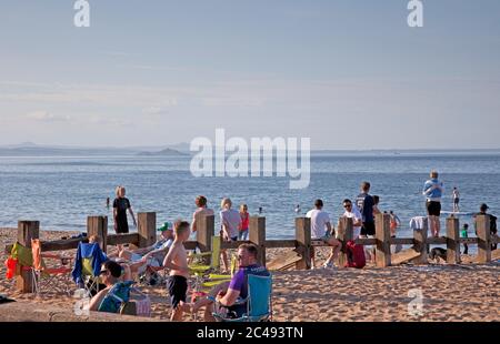 Portobello Beach, Evening, Edinburgh, Schottland, UK, Menschen genießen sich noch in Phase 2 der Coronavirus Lockdown. Stockfoto