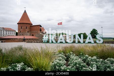 Kaunas, Litauen – 29. Mai 2019: Blick auf die Altstadt von Kaunas. Vilnius Straße in der Altstadt von Kaunas Stadt. Stockfoto