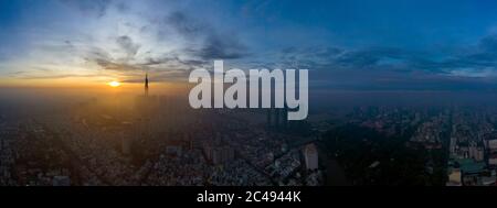 Ho Chi Minh City am frühen Morgen Luftpanorama mit Nebel über Binh Thanh und District One mit Sonnenaufgang, Architektur und Saigon River Stockfoto