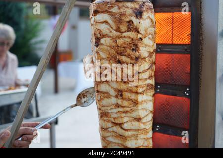 Traditionelles türkisches Dönerfleisch. Shawarma oder Gyros. Türkische, griechische oder mittelöstliche arabische Hähnchendöner-Kebab-Gerichte Stockfoto