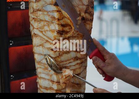 Traditionelles türkisches Dönerfleisch. Shawarma oder Gyros. Türkische, griechische oder mittelöstliche arabische Hähnchendöner-Kebab-Gerichte Stockfoto