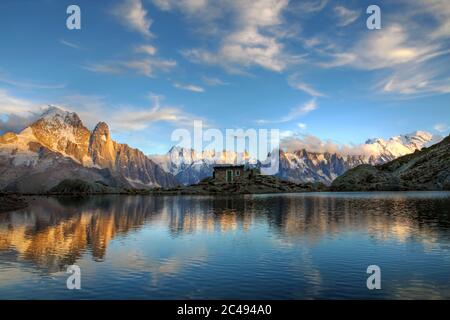 Mont Blanc Massiv spiegelt sich in den stillen Gewässern des Blanc (Lac Blanc) in Massiv Aiguilles Rouges oberhalb von Chamonix, Frankreich bei Sonnenuntergang. Rechts die M Stockfoto