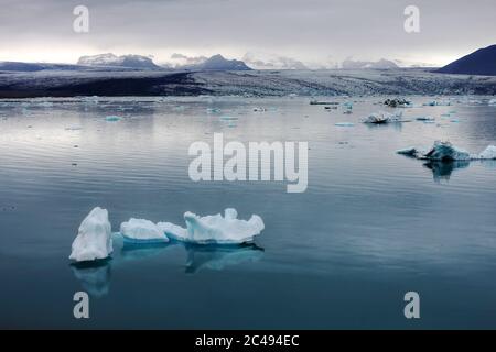 Landschaft des Gletschersees Jokulsarlon im Südosten Islands mit schwimmenden Eisbergen vom Breiðamerkurjökull-Gletscher. Stockfoto