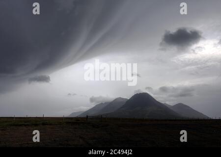 Dramatische Wolkenlandschaft über isländischer Landschaft nahe dem Skaga Fjord (Skagafjordur) im Norden Islands. Stockfoto