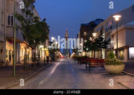 Nachtansicht der Skolavordustigur Straße zur Hallgrimskirkja Kirche, eines der Wahrzeichen von Reykjavik, die Hauptstadt von Island. Stockfoto