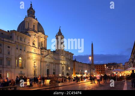 Sonnenuntergang auf der Piazza Navona in Rom, Italien mit der Kirche Sant'Agnese in Agone und dem Obelisken der Fontana dei Quattro Fiumi (der Brunnen der 4 Stockfoto