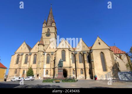 Die lutherische Kathedrale der Heiligen Maria ist die impossing Kirche in Sibiu, Rumänien, ein Meisterwerk der gotischen Architektur. Tagsüber, Weitwinkel-Kompost Stockfoto