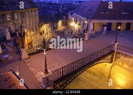 Nacht stimmungsvolle Szene der Lügenbrücke im historischen Zentrum von Sibiu, Rumänien. Hoher Winkel. Stockfoto