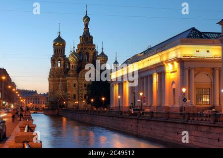 Kirche auf vergossenen Blut (oder Auferstehung Kirche unseres Erlösers) in Sankt Petersburg, Russland auf Griboedova Kanal in der Dämmerung während der weißen Nächte Stockfoto