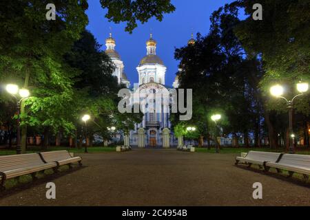 Sankt Nikolaus Kathedrale (Nikolski sobor), im Volksmund bekannt als die Matrosenchuch in Sankt Petersburg, Russland in der Dämmerung Zeit aus dem Park suroundi Stockfoto