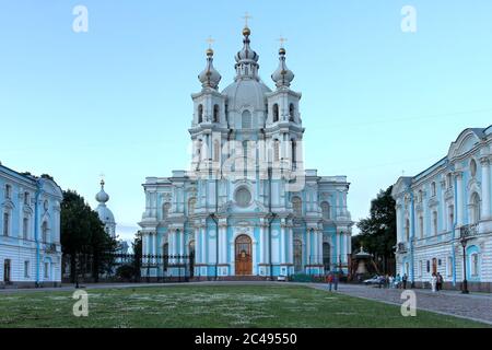 Smolny Kloster der Auferstehung auf Ploschad Rastrelli in Sankt Petersburg, Russland kurz nach Sonnenuntergang. Stockfoto