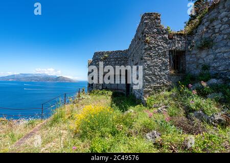 Anacapri, verlassene Villa auf der Klippe Stockfoto