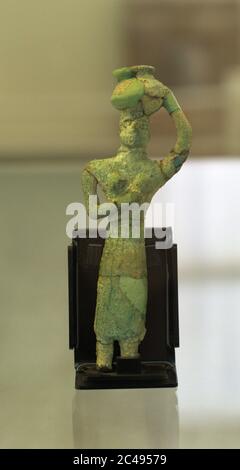 Alte babylonische Skulptur aus Ostmesopotamien eines Mannes mit einem Schiff auf dem Kopf im Nationalmuseum des Iran, Teheran, Iran Stockfoto