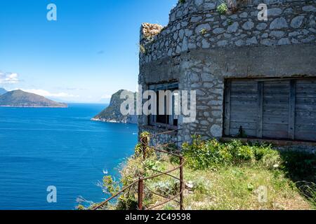 Anacapri, verlassene Villa auf der Klippe Stockfoto