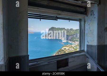 Anacapri, verlassene Villa auf der Klippe, innen Stockfoto