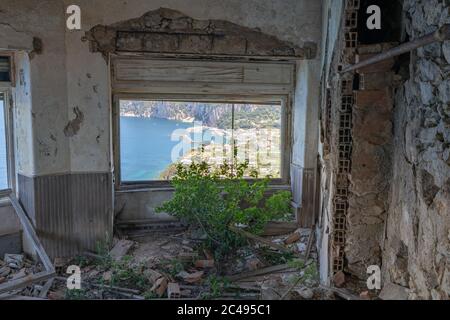 Anacapri, verlassene Villa auf der Klippe, innen Stockfoto