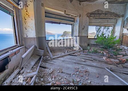 Anacapri, verlassene Villa auf der Klippe, innen Stockfoto