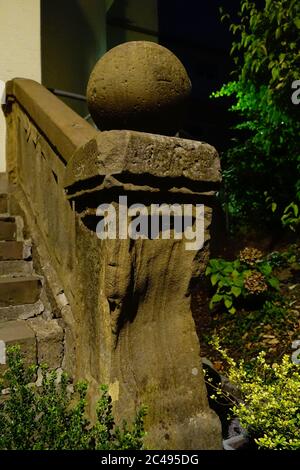 Vertikale Aufnahme einer alten Steintreppe im Park Stockfoto