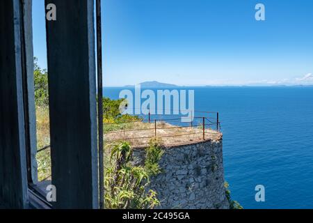 Anacapri, verlassene Villa auf der Klippe, innen Stockfoto