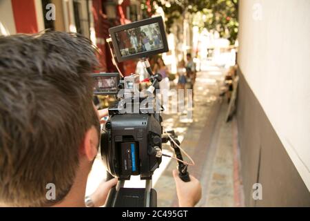 Hinter der Szene. Kameramann, der die Filmszene mit der Kamera dreht Stockfoto