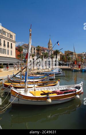Traditionelle und farbenfrohe Fischerboote im Hafen von Sanary-sur-Mer in Frankreich Stockfoto