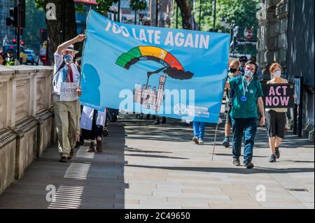 London, Großbritannien. Juni 2020. Alarmton mit Sirenen, um selbstgefällige Geschäftsleute und Politiker für den fortgesetzten Öleinsatz zu „wecken“, unter dem Motto: Untätigkeit = Tod - Erlöschen Rebellion Protest, außerhalb der Downing Street, als Reaktion auf den Fortschrittsbericht des Ausschusses für Klimaänderungen, Das ist heute auf dem Vorrat und wird offenbar sagen, dass die Regierung ihre Verpflichtungen nicht erfüllt, bis 2050 Nettoemissionen zu erreichen. Kredit: Guy Bell/Alamy Live Nachrichten Stockfoto