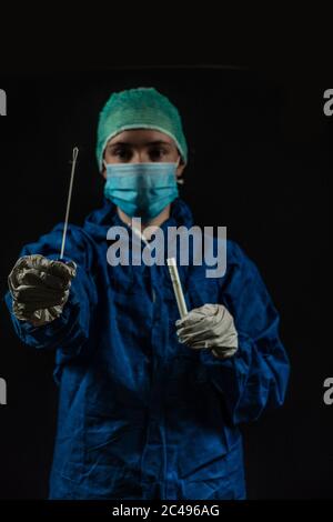 Doomsday-Foto eines Medizintechnikers, der gerade einen Tupfer-Test verabreichen wird Stockfoto