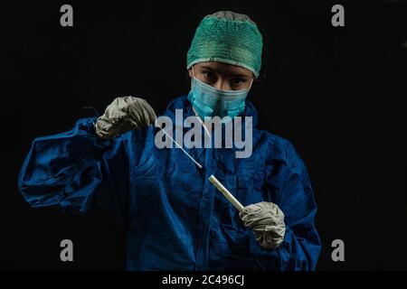 Doomsday-Foto eines Medizintechnikers, der gerade einen Tupfer-Test verabreichen wird Stockfoto