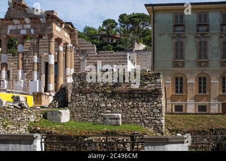 Frontalansicht von der Piazza del Foro (Forum Platz) des sechzehnten Jahrhunderts Palazzo Maggi Gambara, auf den Überresten des alten römischen Theaters gebaut Stockfoto