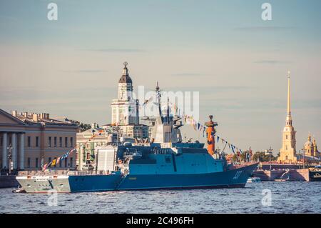 St. Petersburg, Russland - Juli 23, 2019 - russische Kriegsschiff mit Verzierungen an Feier der Marine am Fluss Newa Stockfoto