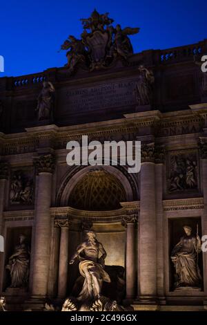 Der Trevi-Brunnen bei Nacht in Rom, Italien Stockfoto