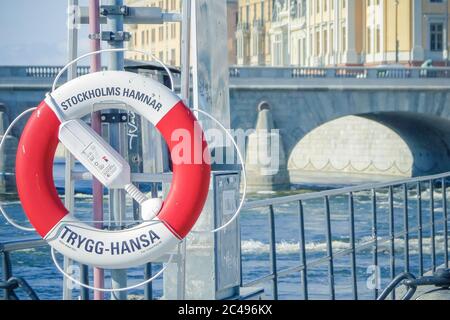 Rot-weiße Rettungsboje in der Nähe von Böschungen in Stockholm, Schweden in der Nähe der Brücke Stockfoto