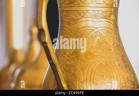 Nahaufnahme einer goldgemusterten kaffeekanne aus arabischem Messing. Stockfoto