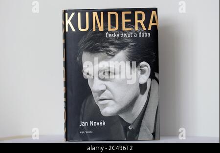 Prag, Tschechische Republik. Juni 2020. Eine neue literarische Biographie des in Frankreich lebenden tschechischen Schriftstellers Milan Kundera, 91, mit dem Titel Kundera: The Czech Life and Times von Jan Novak, ist am 25. Juni 2020 in Prag, Tschechien, zu sehen. Novak arbeitete vier Jahre lang an dem biografischen Roman. Aber er sprach nicht mit Kundera, da der Schriftsteller, der 45 Jahre in Paris lebte, nicht auf Novaks Anfragen nach Konsultationen reagierte. Kredit: Katerina Sulova/CTK Foto/Alamy Live Nachrichten Stockfoto