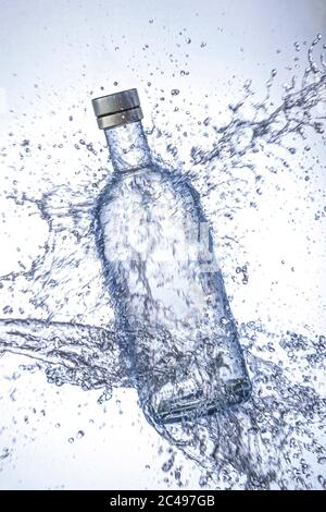 Transparente Flasche Wasserspritzer Stockfoto