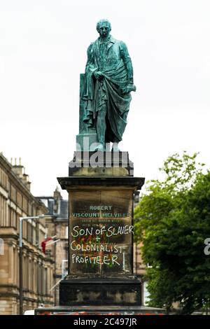 Graffiti mit dem Aufschrift "Sklavenssohn" und "kolonialistischer Profiteer" auf der Statue von Robert Viscount Melville in der Melville Street in Edinburgh, während die Rassismus-Debatte greift. Schottland befindet sich in einer 12. Woche der Sperre aufgrund des Covid-19-Ausbruchs. Kredit: Euan Cherry Stockfoto