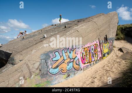 Kinder klettern auf einem Zweiten Weltkrieg Bunker in Fort Lapin, Blériot Plage, Sangatte, Pas-de-Calais, Frankreich Stockfoto