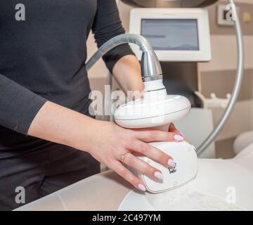 Professionelle Therapeutin tun Lipo-Massage auf Frau in weißem Anzug in der Kosmetik-Klinik. Stockfoto